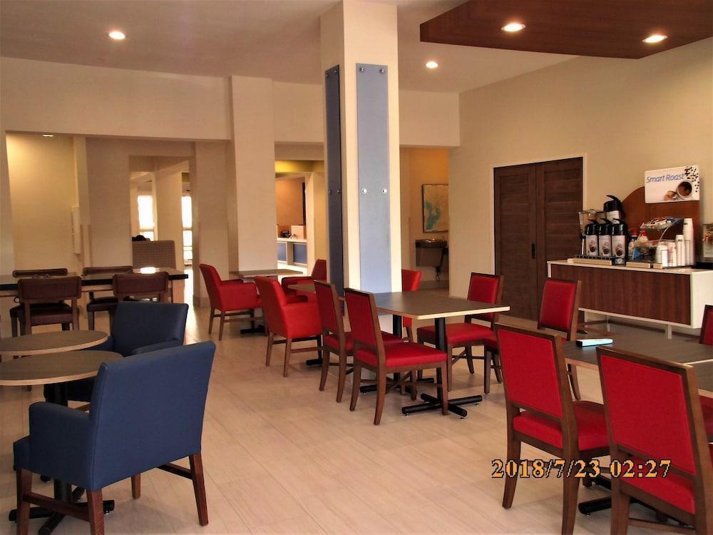 Holiday Inn Express Hotel & Suites Tampa-Fairgrounds-Casino By Ihg מראה חיצוני תמונה