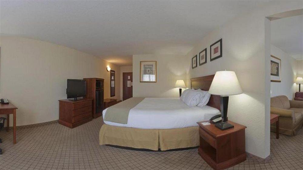 Holiday Inn Express Hotel & Suites Tampa-Fairgrounds-Casino By Ihg מראה חיצוני תמונה