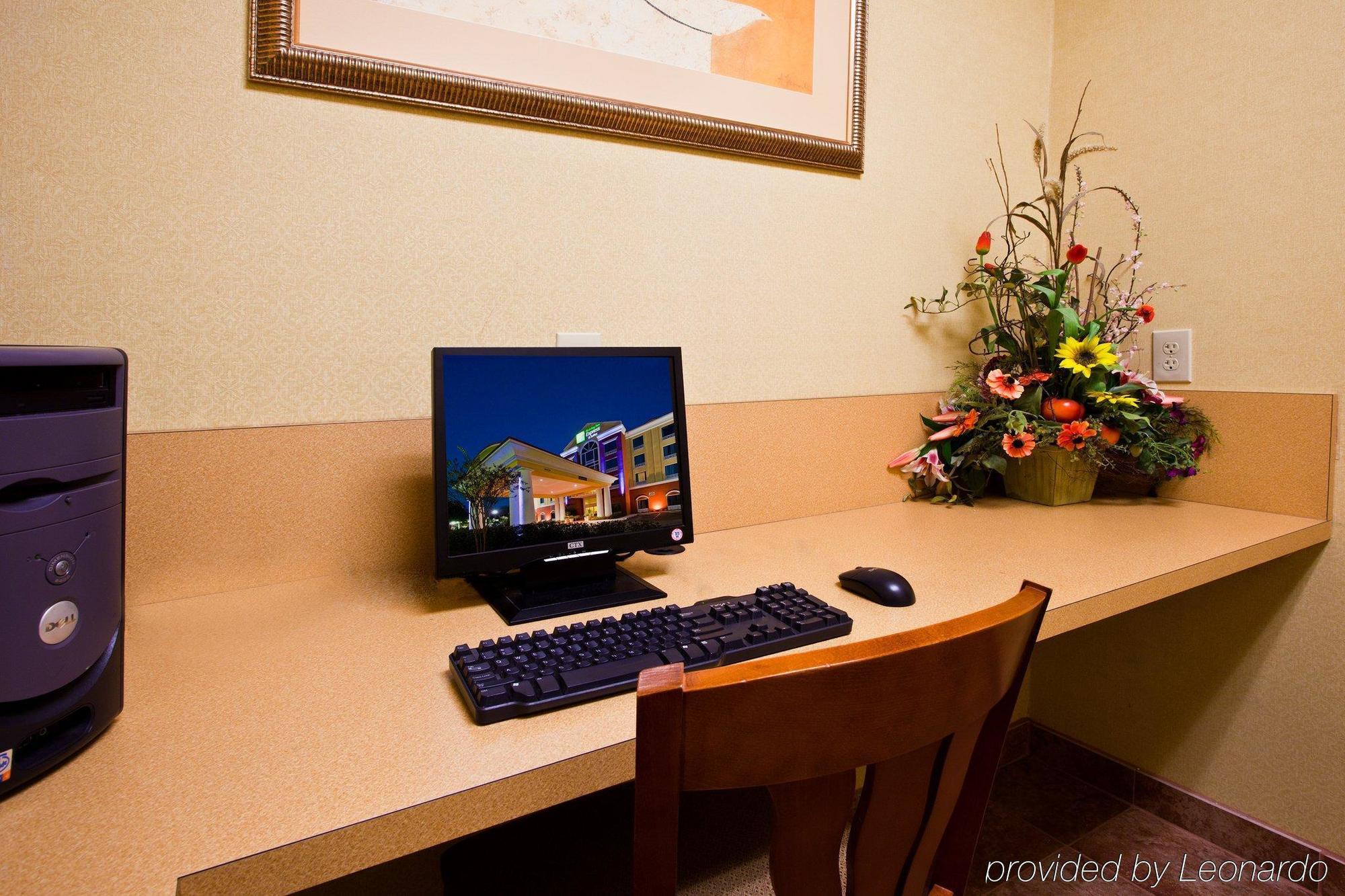 Holiday Inn Express Hotel & Suites Tampa-Fairgrounds-Casino By Ihg מתקנים תמונה