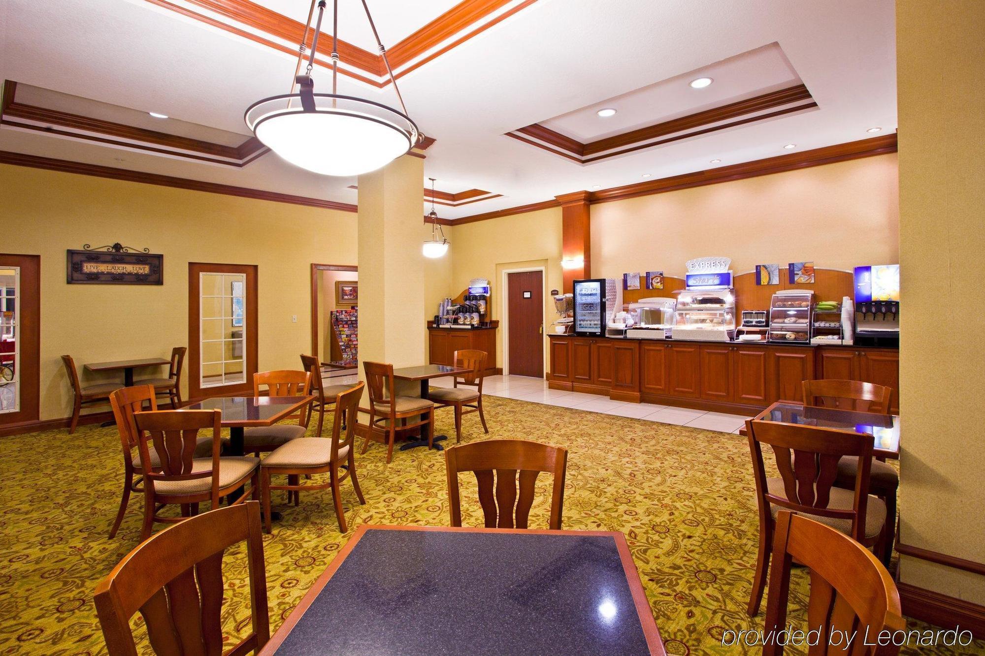 Holiday Inn Express Hotel & Suites Tampa-Fairgrounds-Casino By Ihg מסעדה תמונה