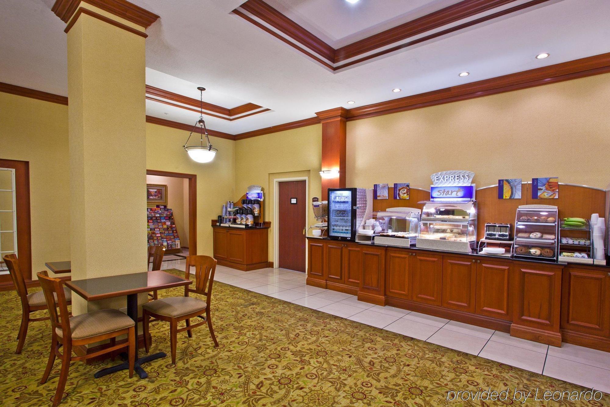 Holiday Inn Express Hotel & Suites Tampa-Fairgrounds-Casino By Ihg מסעדה תמונה